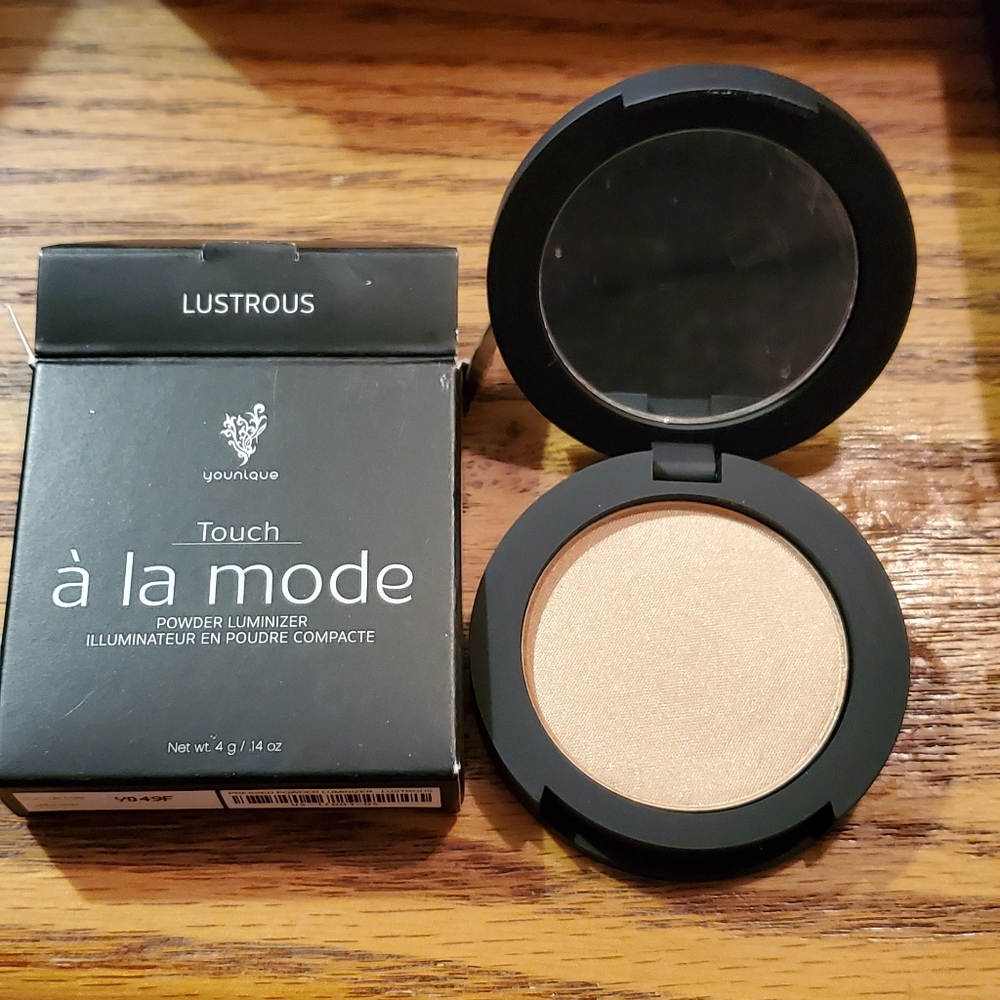 Younique a la mode luminizer in lustrous